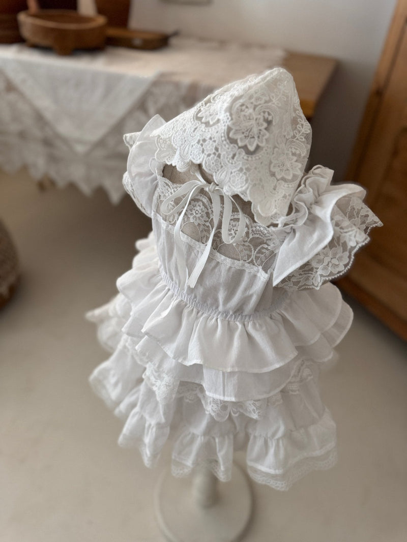Hera White Lace Bonnet