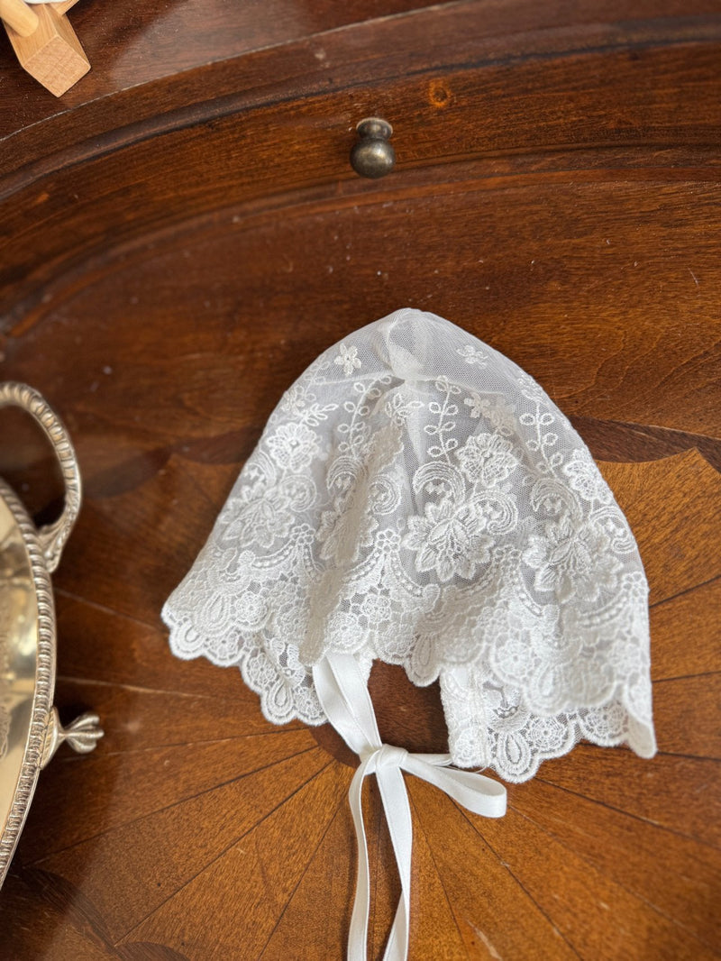 Hera White Lace Bonnet